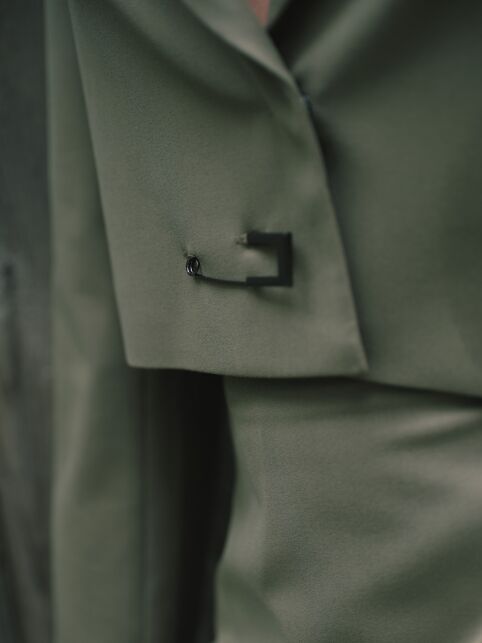 Укороченный жакет из костюмной ткани с декоративной булавкой LJ 3255 - купить в интернет-магазине Conte