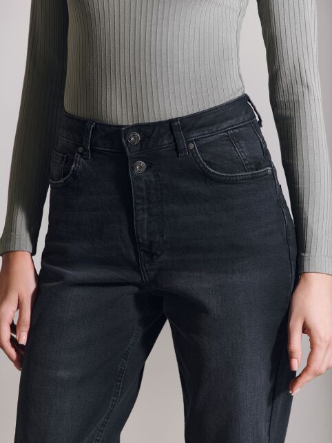 Черные джинсы mom с застежкой на две пуговицы CON-702 - купить в интернет-магазине Conte