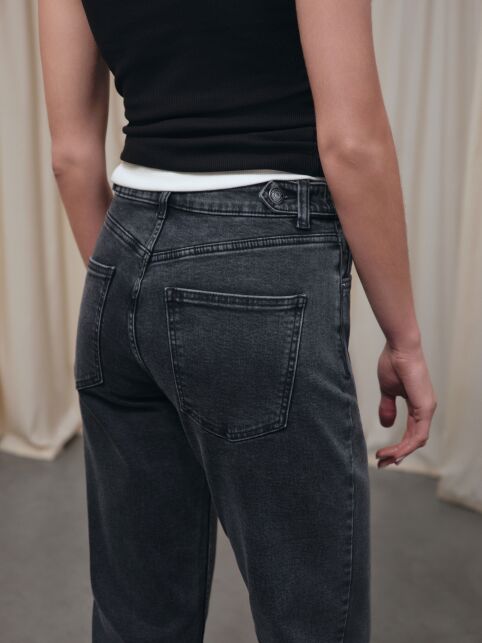 Чёрные джинсы mom с декоративными патами на талии СON-847 - купить в интернет-магазине Conte