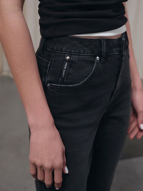 Чёрные джинсы slim с эффектом потёртостей из eco-friendly денима CON-790 - купить в интернет-магазине Conte
