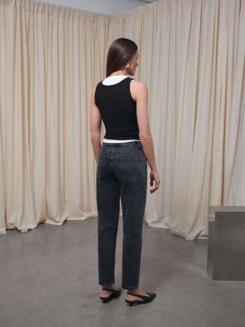 Чёрные джинсы mom с декоративными патами на талии СON-847 - купить в интернет-магазине Conte