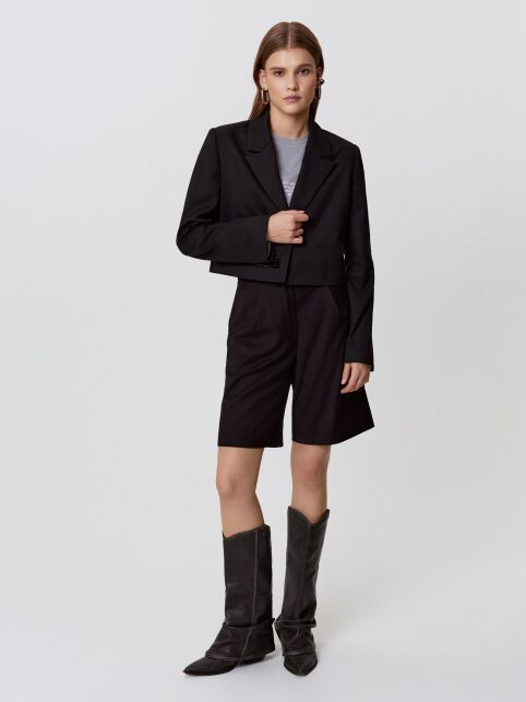 Укороченный жакет из костюмной ткани с декоративной булавкой LJ 3255 - купить в интернет-магазине Conte