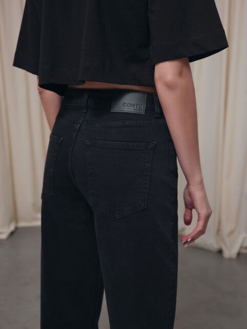 Чёрные джинсы relaxed mom с декоративной отстрочкой на задних карманах CON-844 - купить в интернет-магазине Conte
