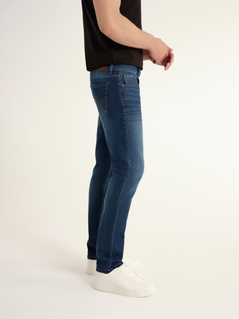 Джинсы slim из eco-friendly денима с эффектом потёртостей CNM-04 Джинсы slim из eco-friendly денима с эффектом потёртостей CNM-04 - купить в интернет-магазине Conte
