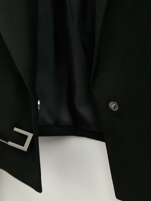 Укороченный жакет из костюмной ткани с декоративной булавкой LJ 3255 - купить в интернет-магазине Conte