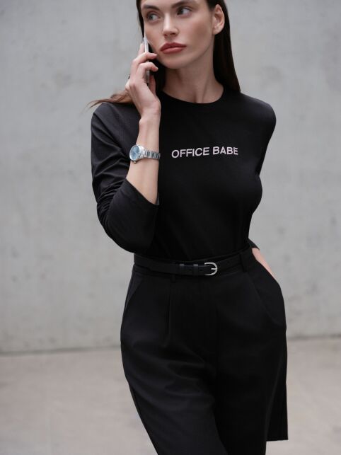 Лонгслив из хлопка с вышивкой «Office babe» LD 3297 Лонгслив из хлопка с вышивкой «Office babe» LD 3297 - купить в интернет-магазине Conte