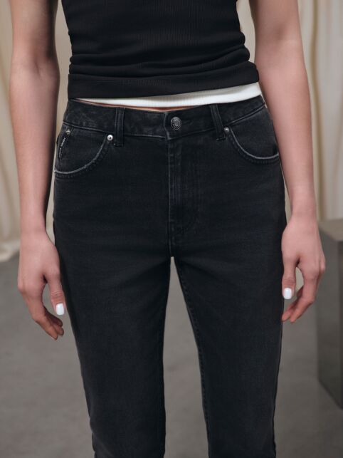 Чёрные джинсы slim с эффектом потёртостей из eco-friendly денима CON-790 - купить в интернет-магазине Conte