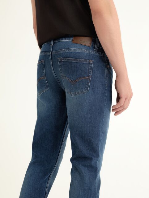 Джинсы slim из eco-friendly денима с эффектом потёртостей CNM-04 Джинсы slim из eco-friendly денима с эффектом потёртостей CNM-04 - купить в интернет-магазине Conte