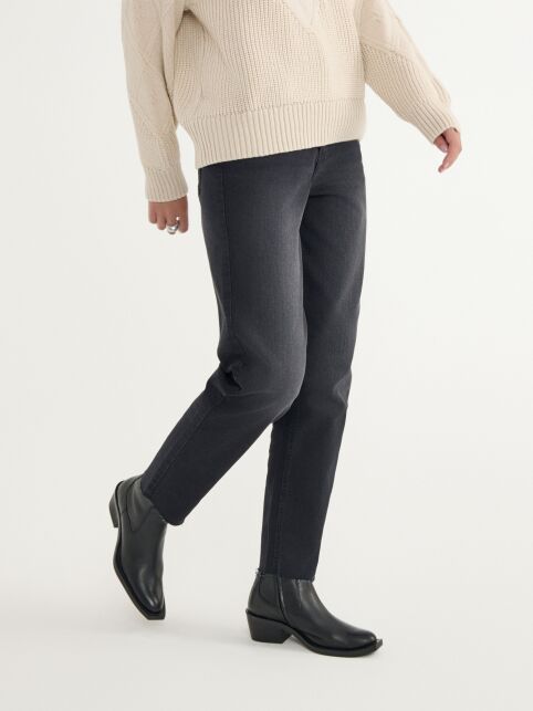 Черные джинсы mom с эффектом потертости и необработанным краем CON-661 - купить в интернет-магазине Conte