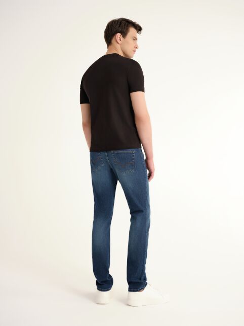 Джинсы slim из eco-friendly денима с эффектом потёртостей CNM-04 Джинсы slim из eco-friendly денима с эффектом потёртостей CNM-04 - купить в интернет-магазине Conte