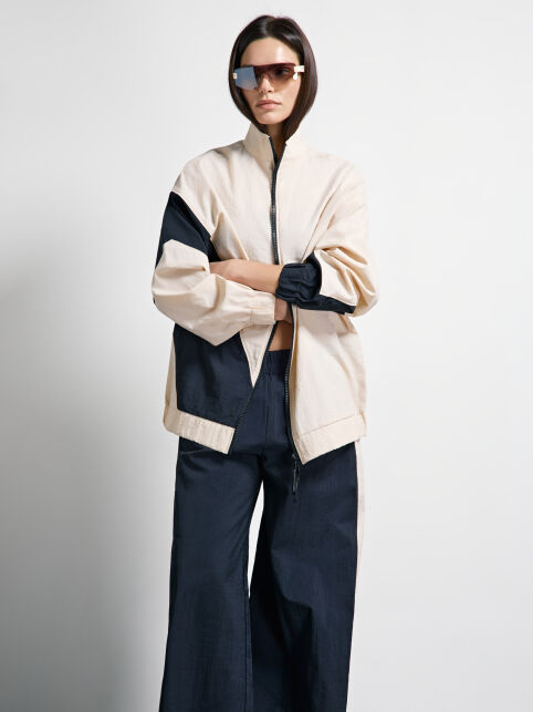 Удлиненный бомбер с контрастными вставками и воротником-стойкой LJ 3512 - купить в интернет-магазине Conte